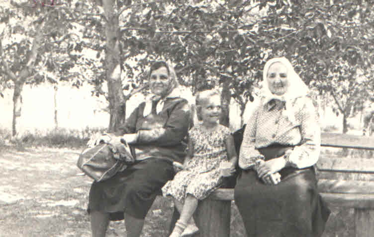 Мать Николая Ионова Антонина Семёновна и тётя Наташ Нагаева