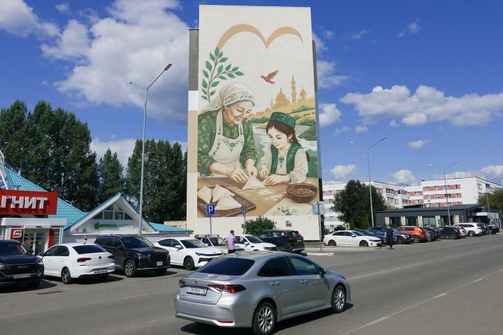 Челнинский мурал «Семейные традиции»