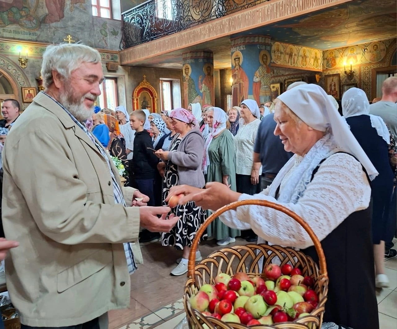 Яблоки на Спас раздавали всем без исключения