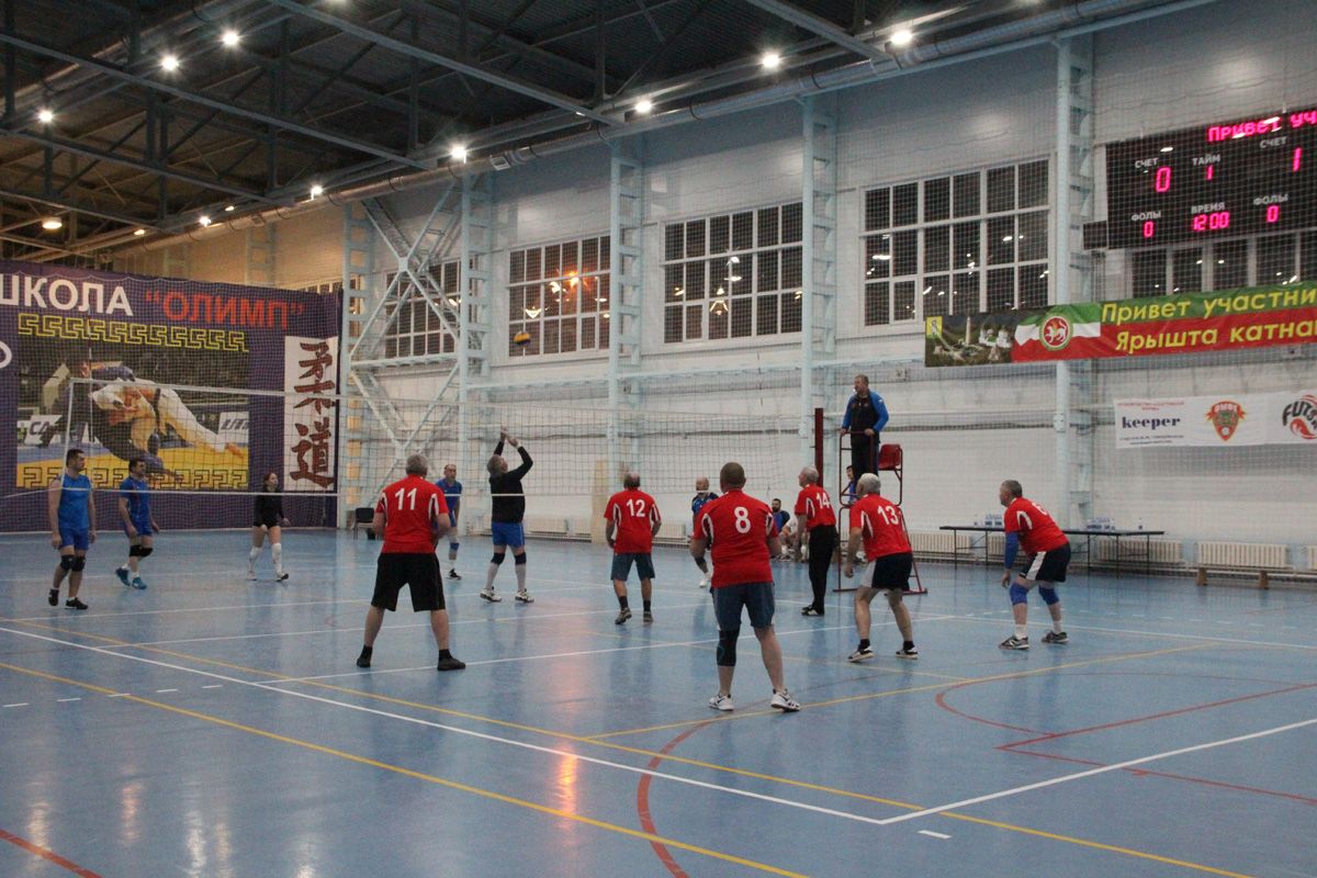 В спортзале «Олимп» города Болгара проходят соревнования с участием руководящих кадров республики