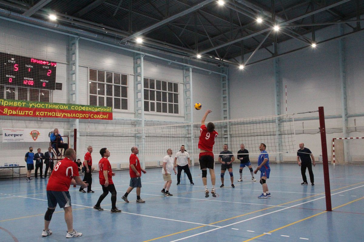 В спортзале «Олимп» города Болгара проходят соревнования с участием руководящих кадров республики