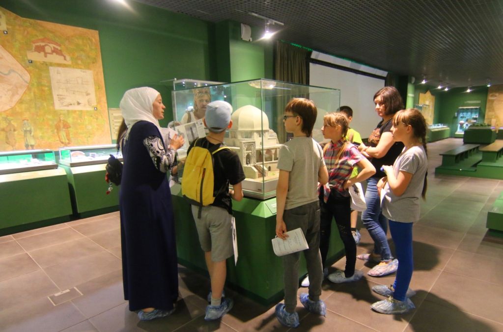 Участвовать в мероприятиях в честь Международного Дня музеев предложили туристам сотрудники Древнего Болгара