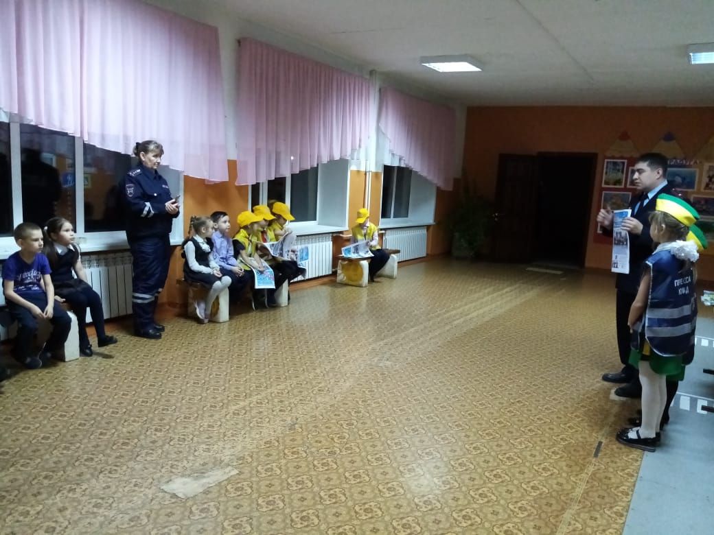Болгарские школьники встретились с инспектором Управления ГИБДД МВД Рафаэлем Сагдиевым
