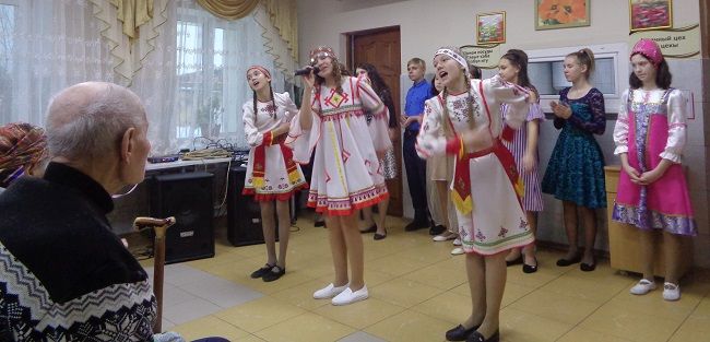 Проживающие в Спасском ДИПИ получили подарок от школьников (ФОТО)