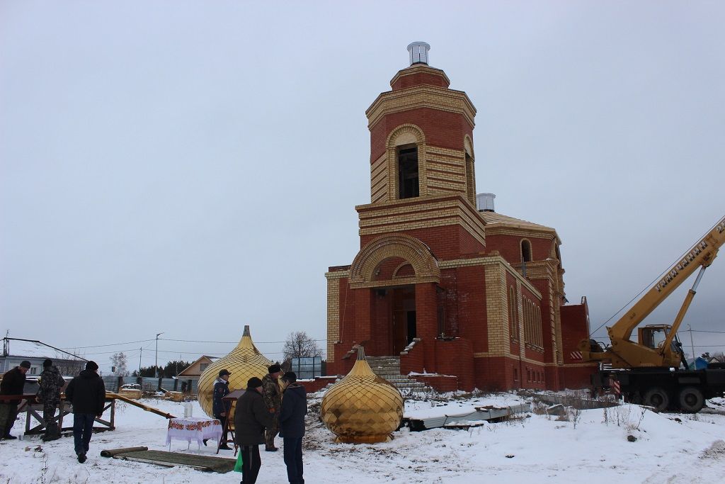В Болгаре на строящемся храме установили кресты (ФОТО)