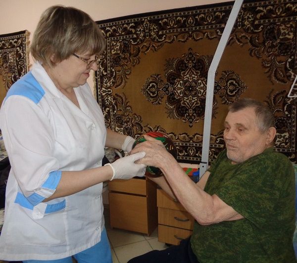 Проживающие в Спасском ДИПИ с желанием осваивают реабилитационные тренажёры