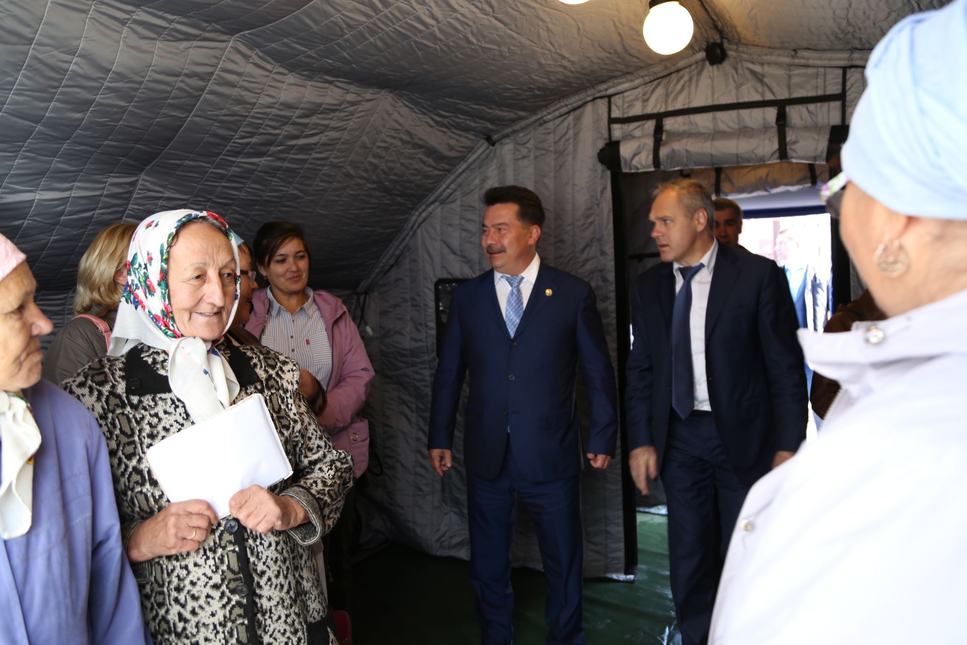 Работу первой из четырех мобильных медицинских поликлиник для обследования населения проверил Президент Татарстана Рустам Минниханов в Тетюшском районе
