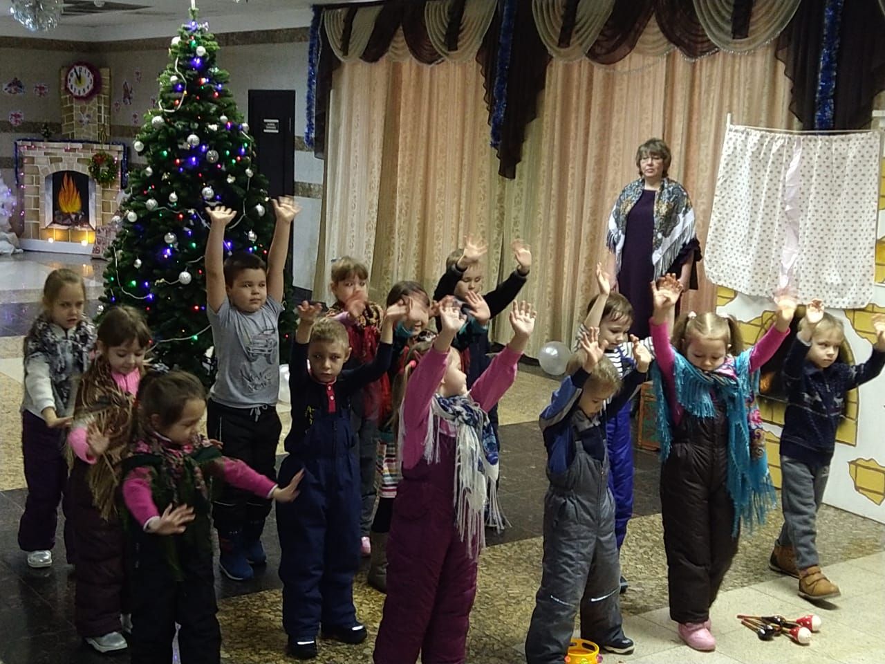 Воспитанники детского сада поздравили коллективы Болгара с праздниками (ФОТО)