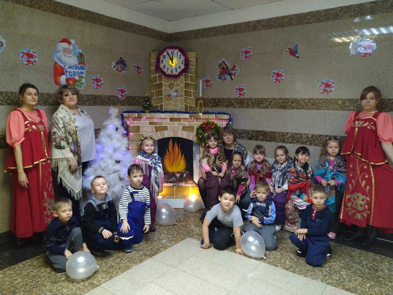 Воспитанники детского сада поздравили коллективы Болгара с праздниками (ФОТО)