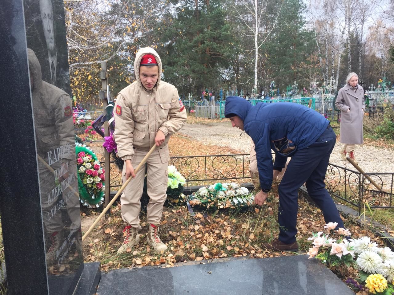 Юнармейцы Болгара убрались на могилах ветеранов