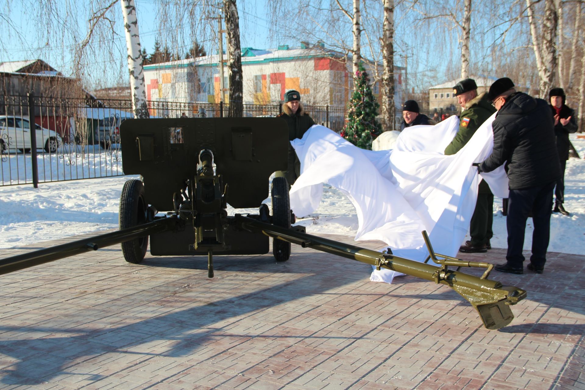 На территории кадетской школы-интерната открыли памятник «Артиллеристам-фронтовикам»