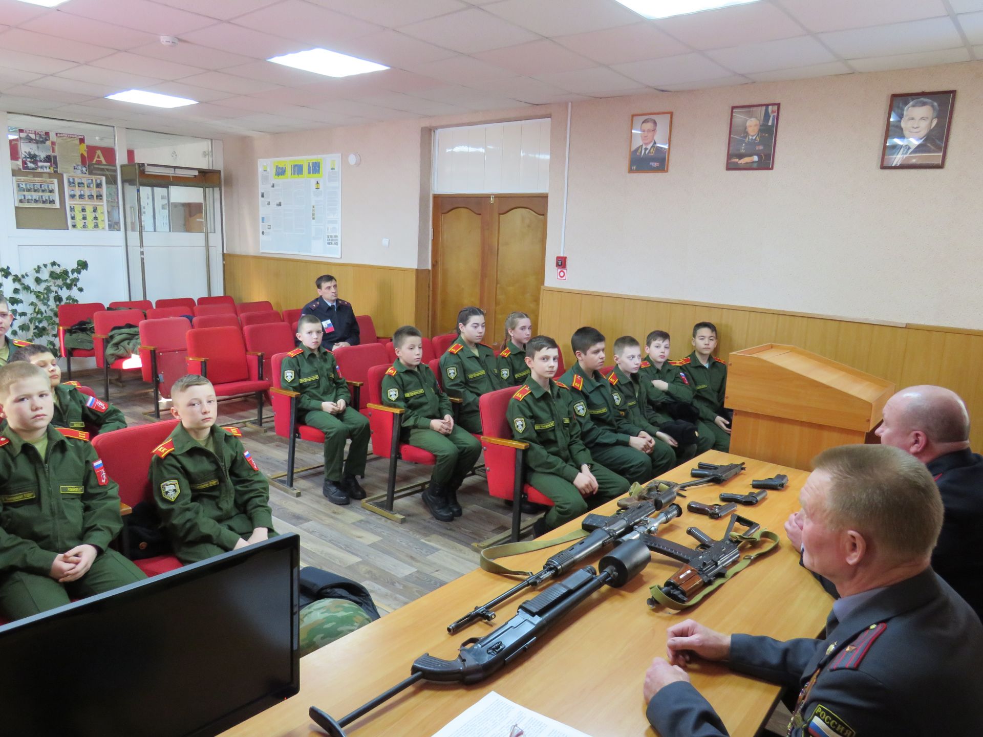 Болгарские кадеты встретились с сотрудниками и ветеранами отдела МВД (ФОТО)