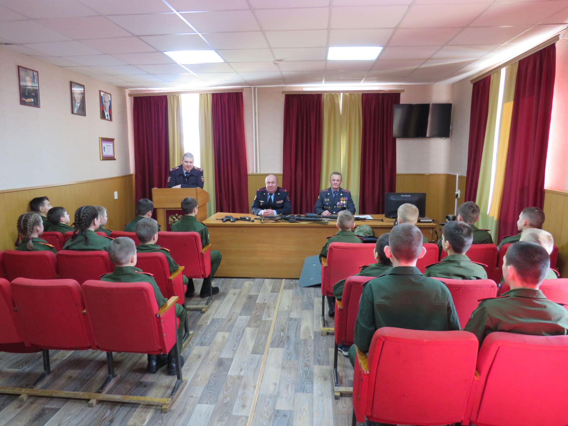 Болгарские кадеты встретились с сотрудниками и ветеранами отдела МВД (ФОТО)