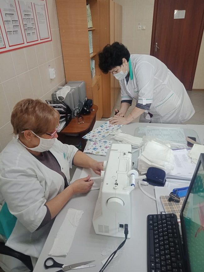 Для проживающих в Спасском ДИПИ провели мастер-класс по изготовлению защитной маски (ФОТО)