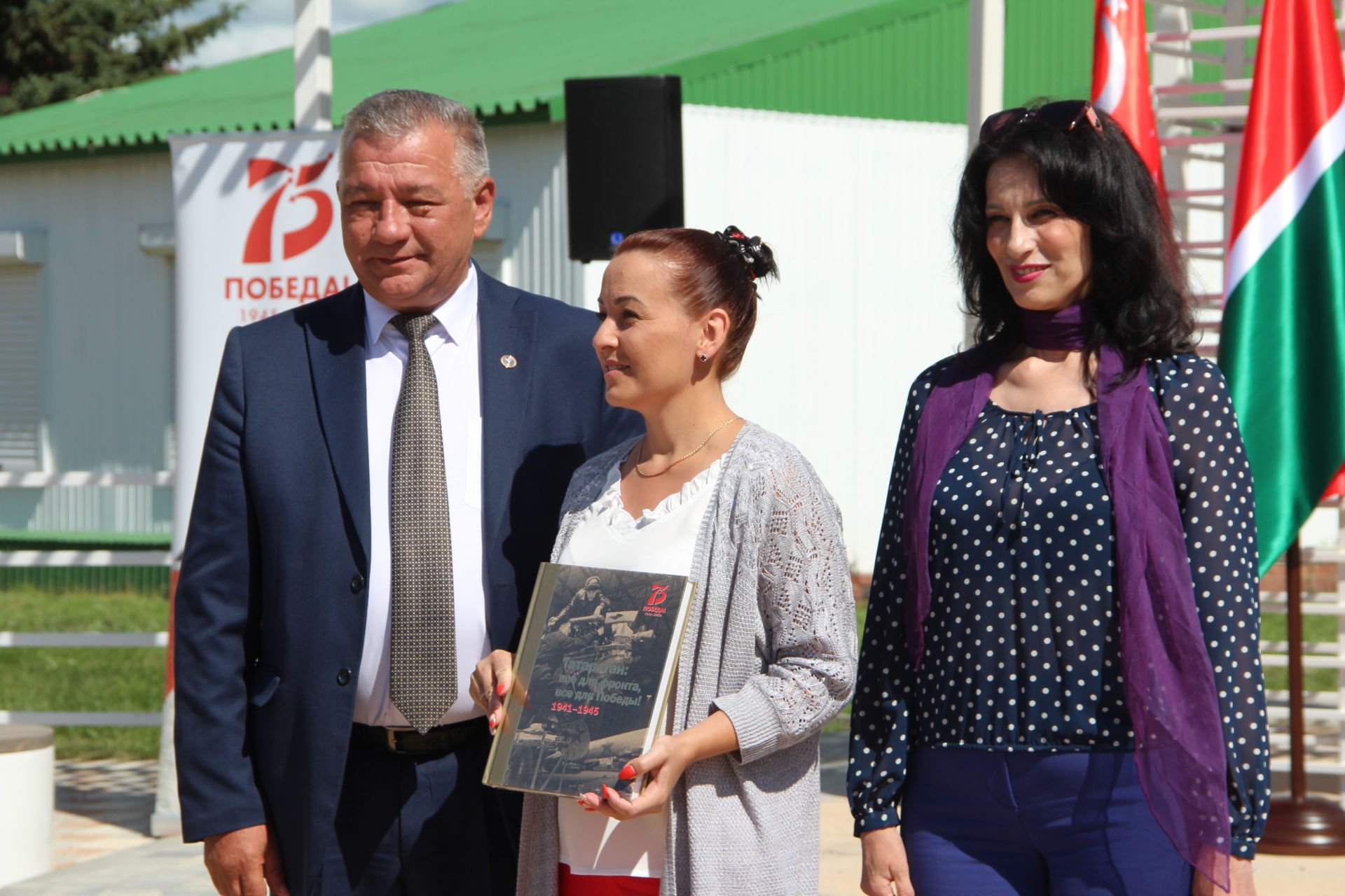 В Болгаре состоялась акция передачи книги "Татарстан: всё для фронта, всё для Победы" (ФОТОРЕПОРТАЖ)