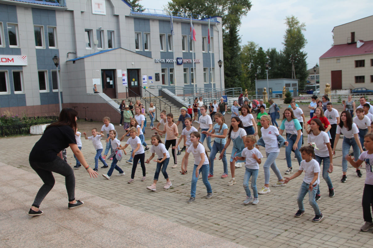 В Болгаре прошел танцевальный флешмоб, посвящённый Дню Республики и Дню города (ФОТО)