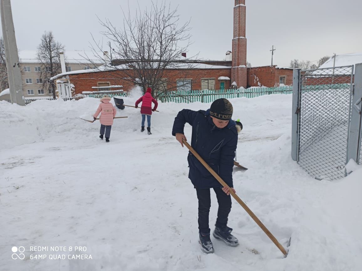 Юнармейцы города и района помогают в уборке снежных заносов