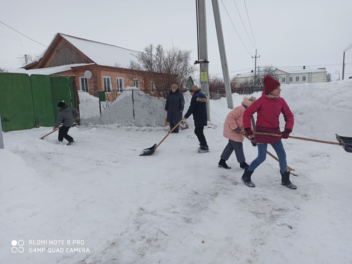 Юнармейцы города и района помогают в уборке снежных заносов