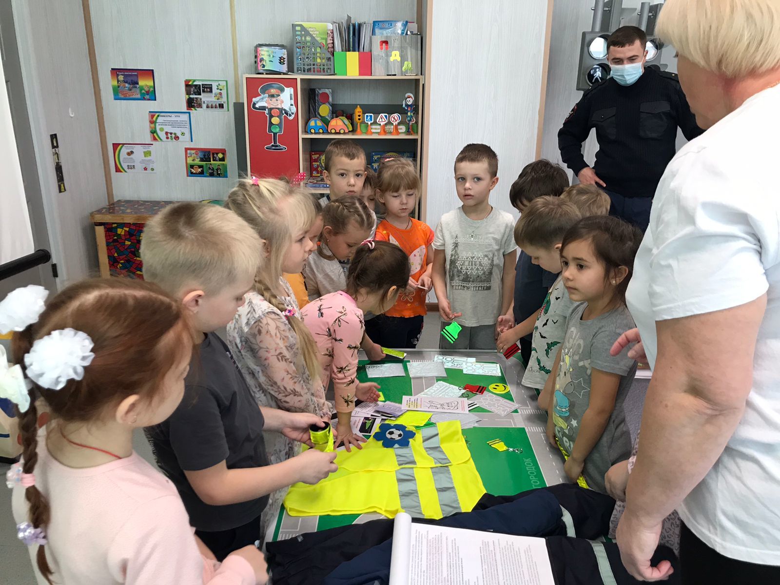 Сотрудники ГИБДД Спасского района провели беседу с ребятами и педагогами детсада «Родничок»
