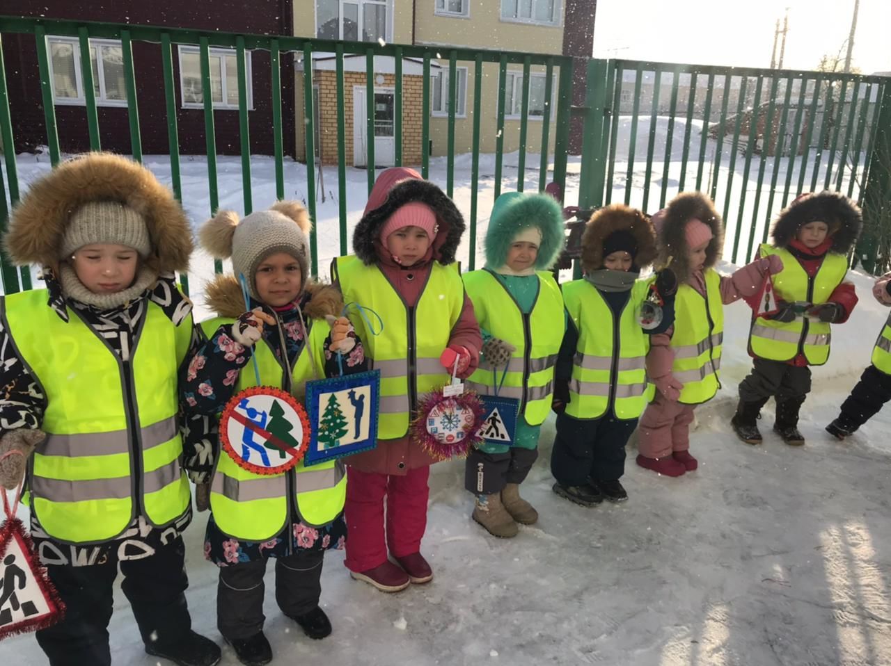 Для воспитанников детского сада «Родничок» провели акцию «Дорожный знак для Ёлки»