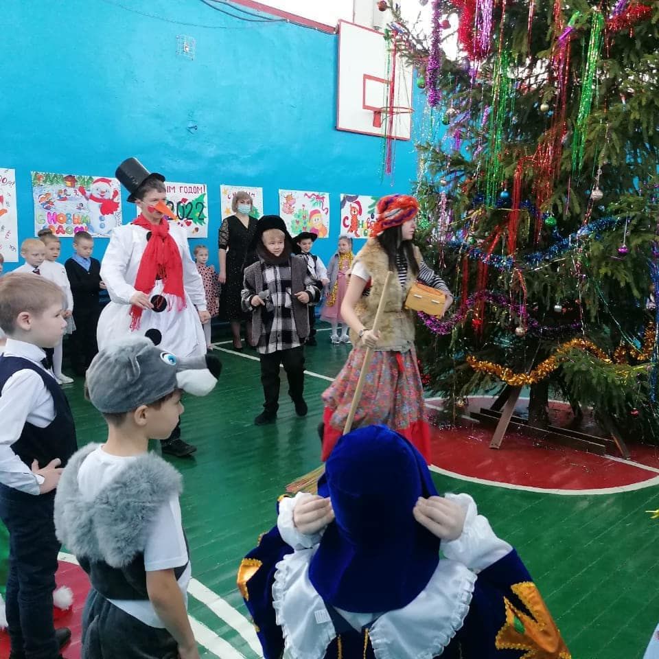 В первой городской школе для учеников начальных классов провели новогоднее представление 