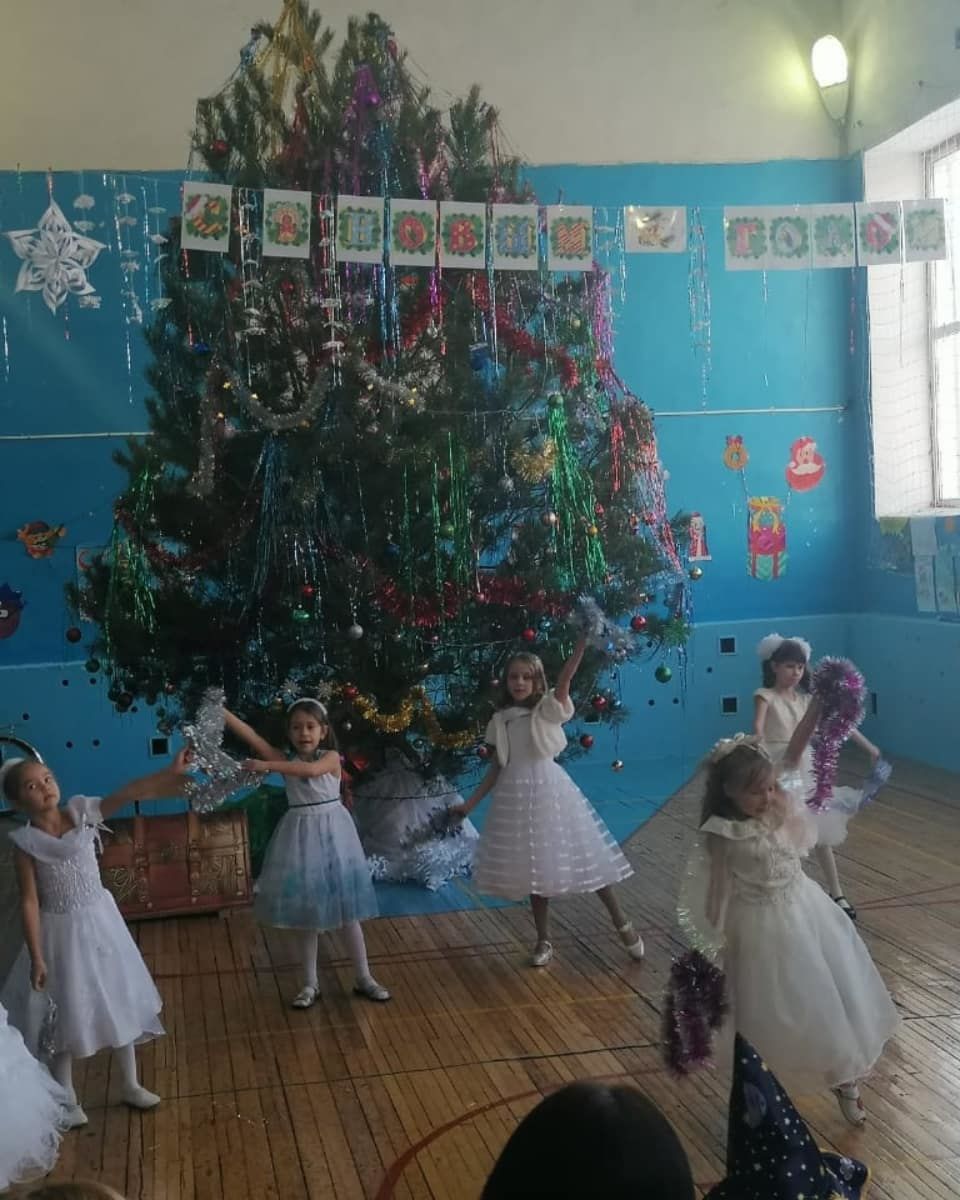 В Полянской школе весело и задорно прошли новогодние представления