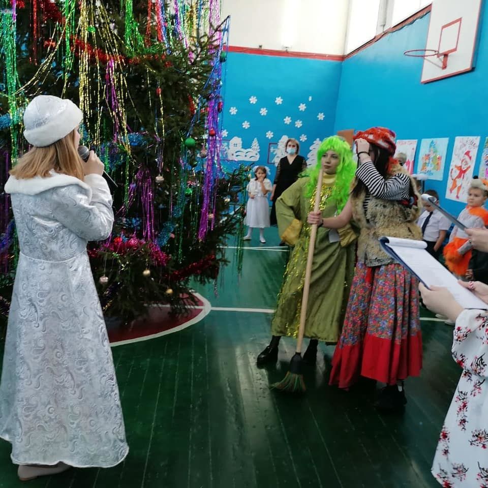 В первой городской школе для учеников начальных классов провели новогоднее представление 