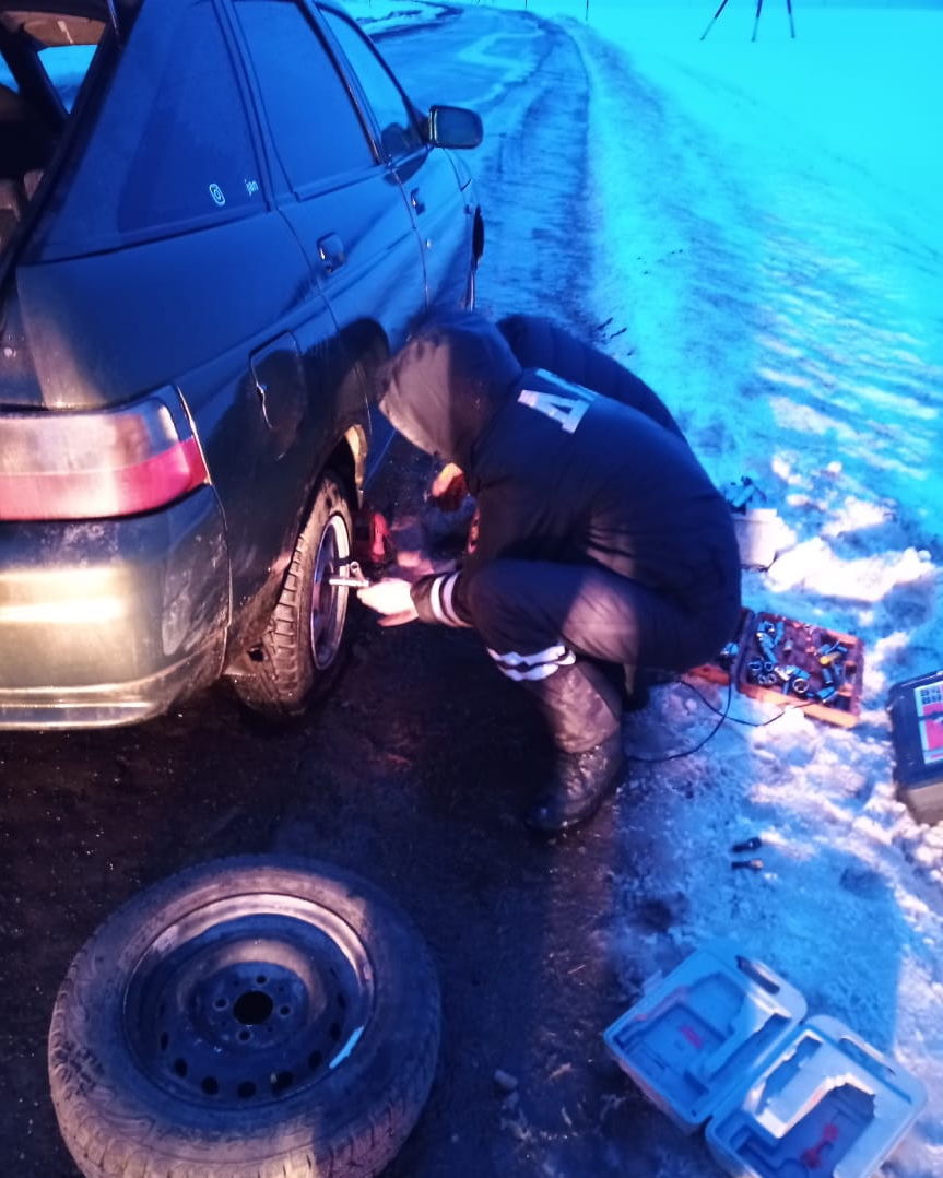 В&nbsp;Татарстане сотрудники ГИБДД помогли водителю заменить колесо автомобиля