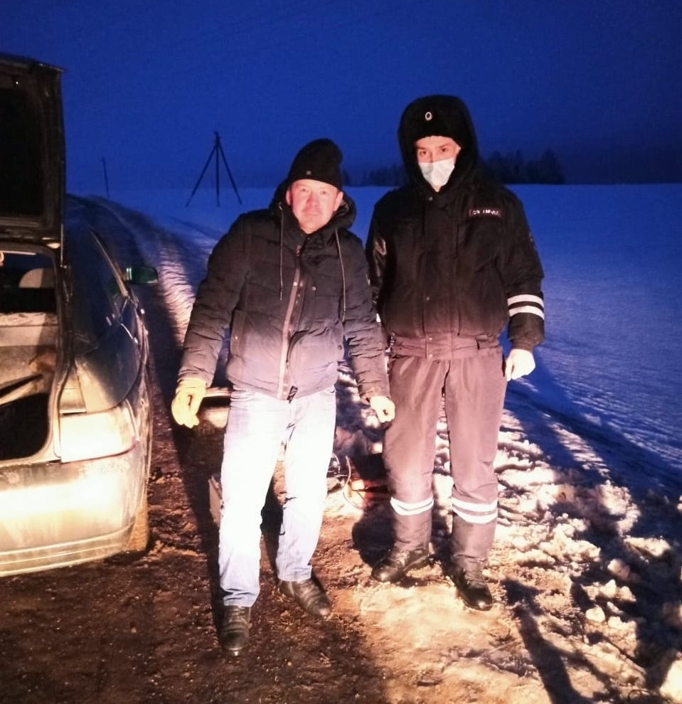 В&nbsp;Татарстане сотрудники ГИБДД помогли водителю заменить колесо автомобиля