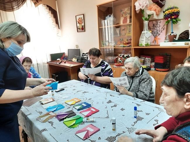 В Спасском ДИПИ прошло творческое занятие по изготовлению подарков к 23 февраля
