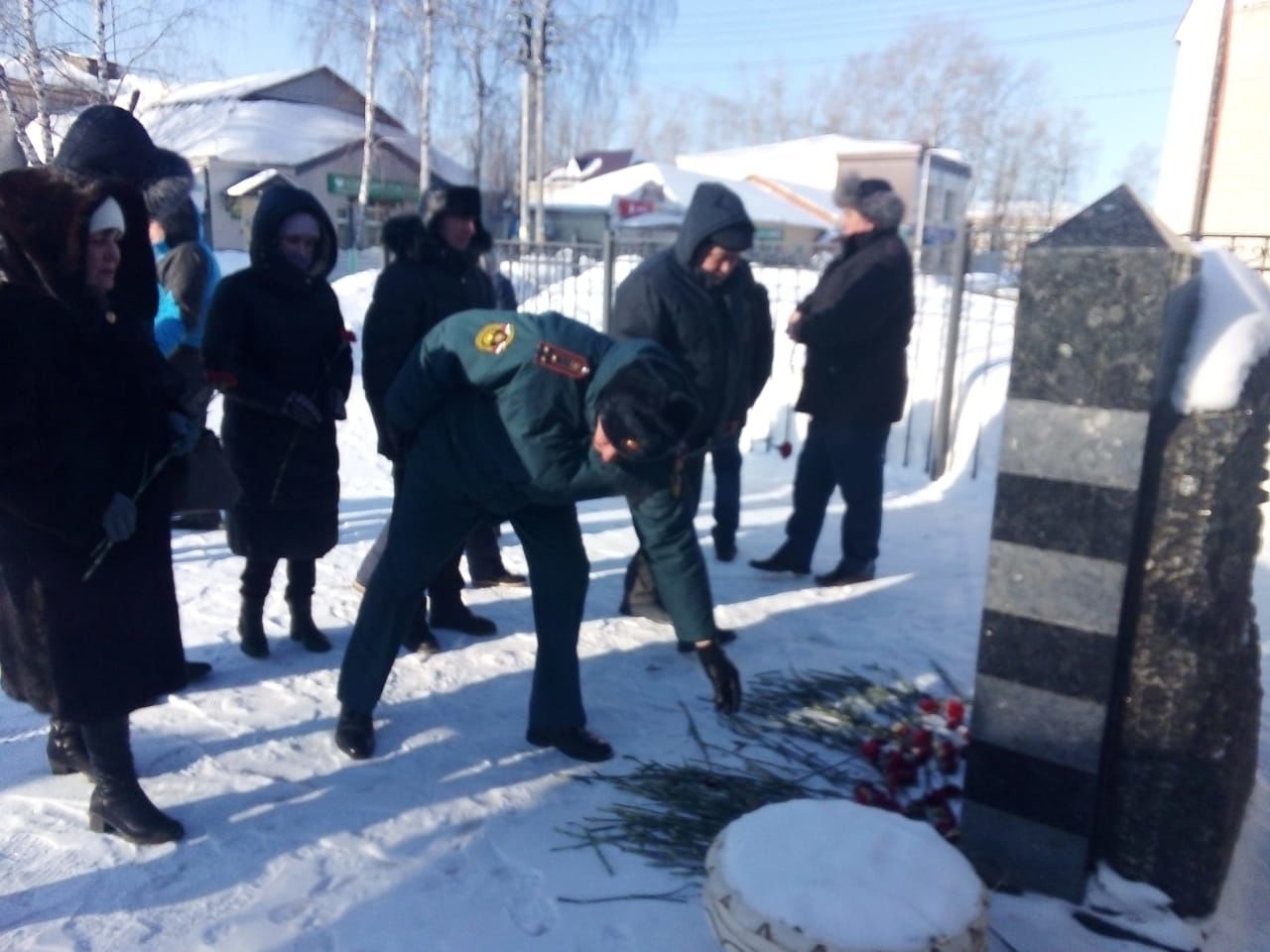В Болгаре к памятникам возложили красные гвоздики