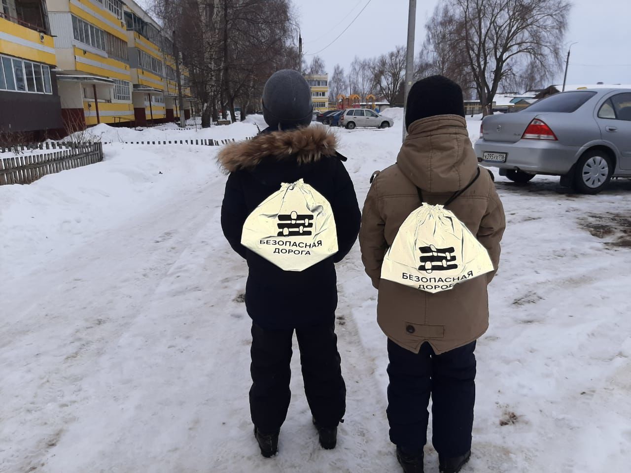 Инспекторы ГИБДД вручили автокресла многодетным семьям Татарстана
