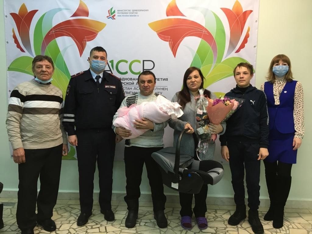 Инспекторы ГИБДД вручили автокресла многодетным семьям Татарстана