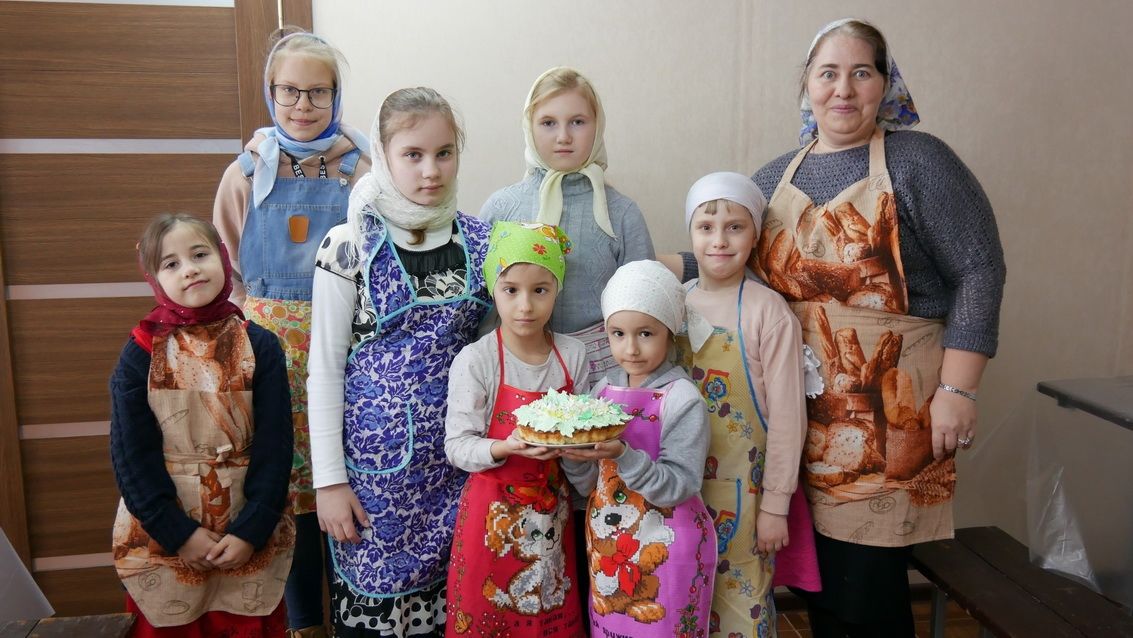 Спасские девчата прошли блок занятий кружка "Ай да хозяюшка!" по кулинарии