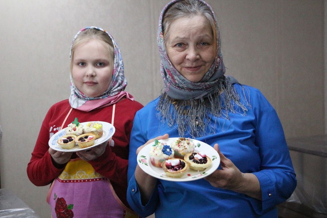 Спасские девчата прошли блок занятий кружка "Ай да хозяюшка!" по кулинарии