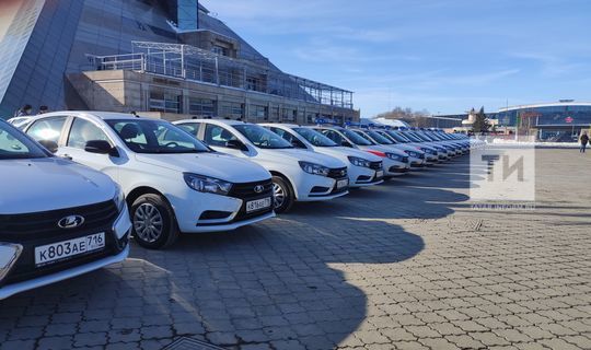 Президент РТ вручил росгвардейцам ключи от 40 новых служебных автомобилей