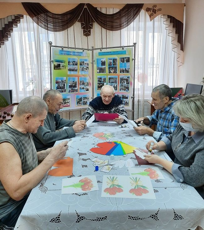 Мужчины из ГАУСО «Спасский ДИПИ» готовят подарки к 8 марта своими руками