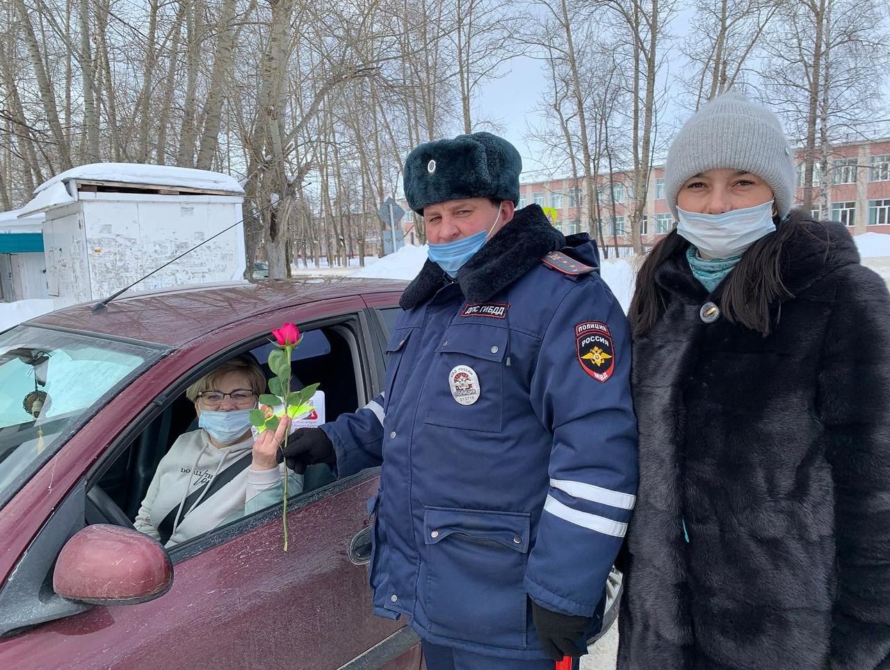В преддверии 8 марта сотрудники ГИБДД по Спасскому району вручали женщинам-водителям цветы