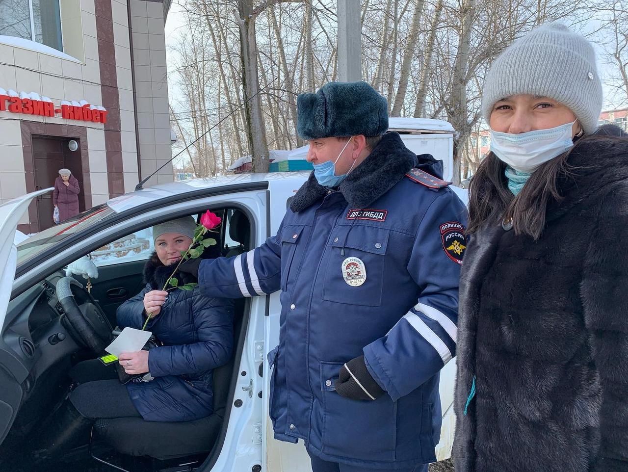 В преддверии 8 марта сотрудники ГИБДД по Спасскому району вручали женщинам-водителям цветы