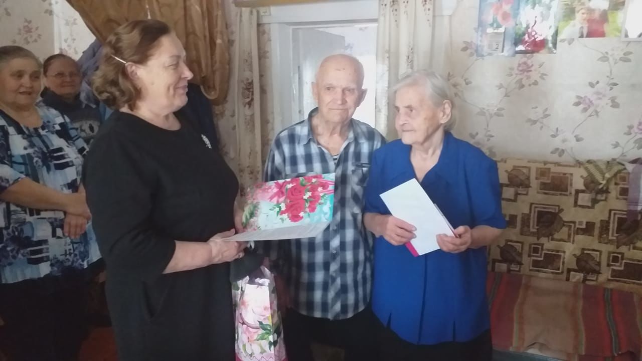Труженице тыла Спасского района вручили поздравительную открытку из Кремля