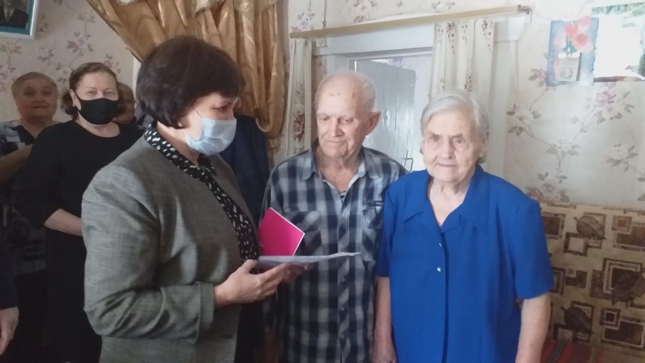 Труженице тыла Спасского района вручили поздравительную открытку из Кремля