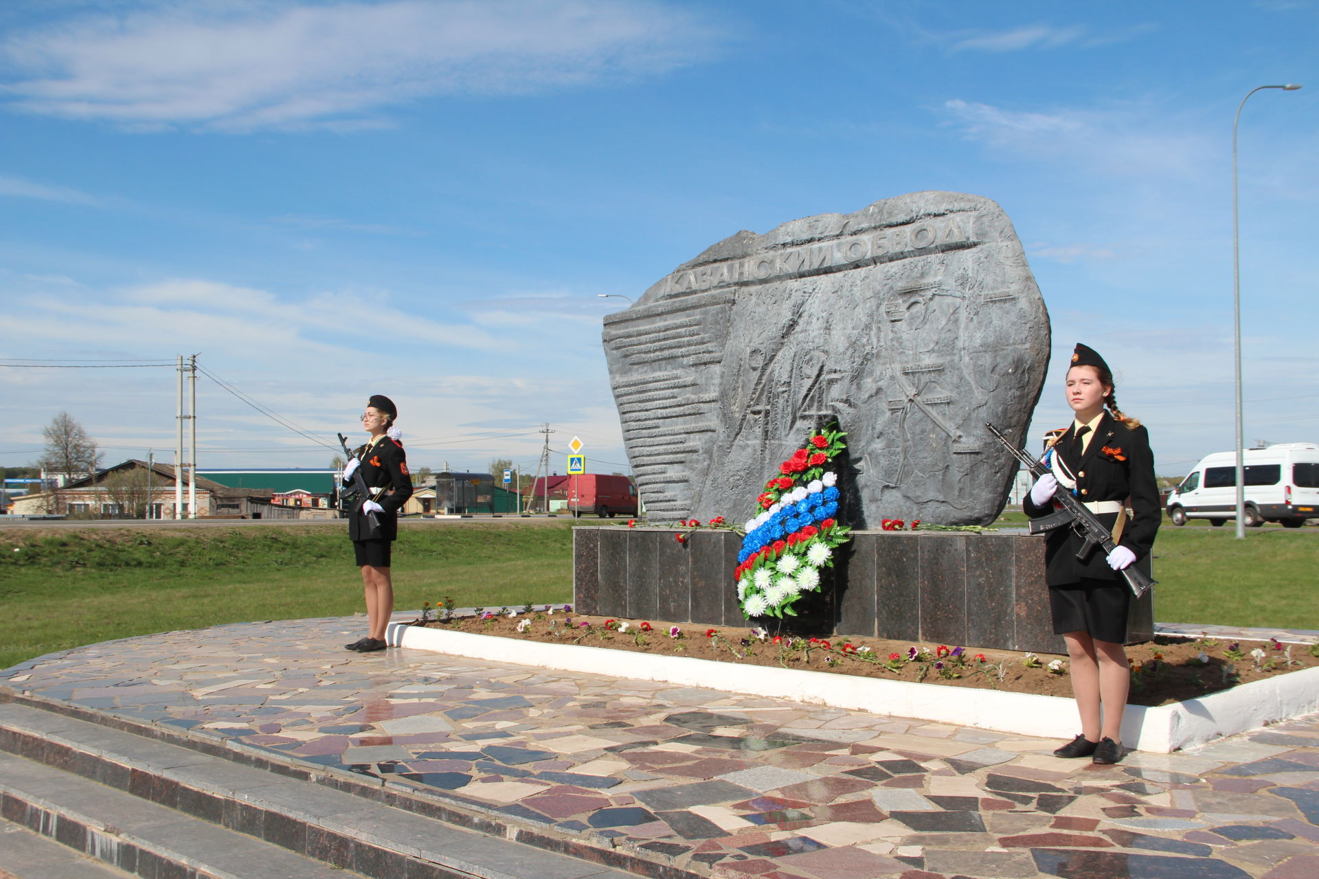 Глава Спасского района Фаргат Мухаметов возложил цветы к памятнику Казанскому обводу