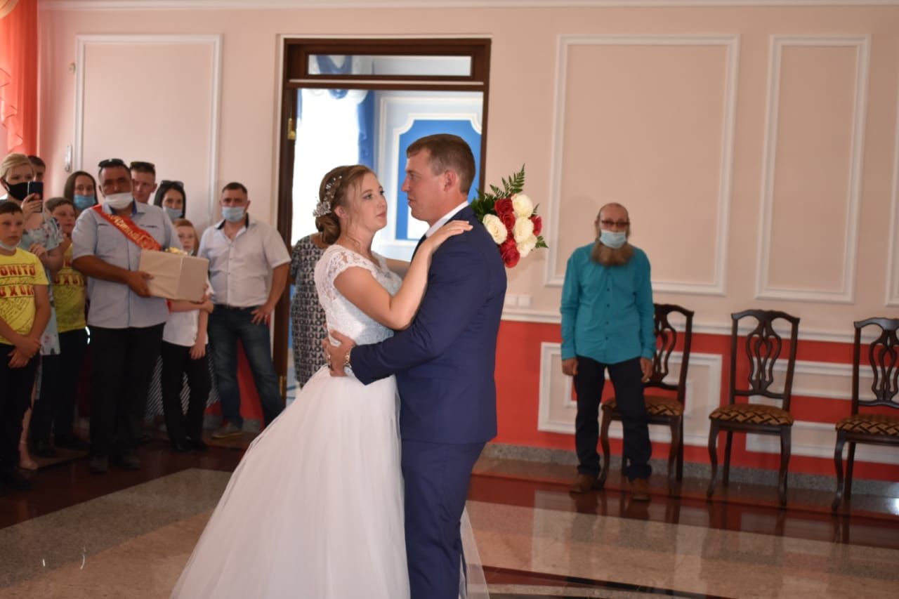 В Болгаре в день семьи любви и верности свои отношения узаконила одна пара