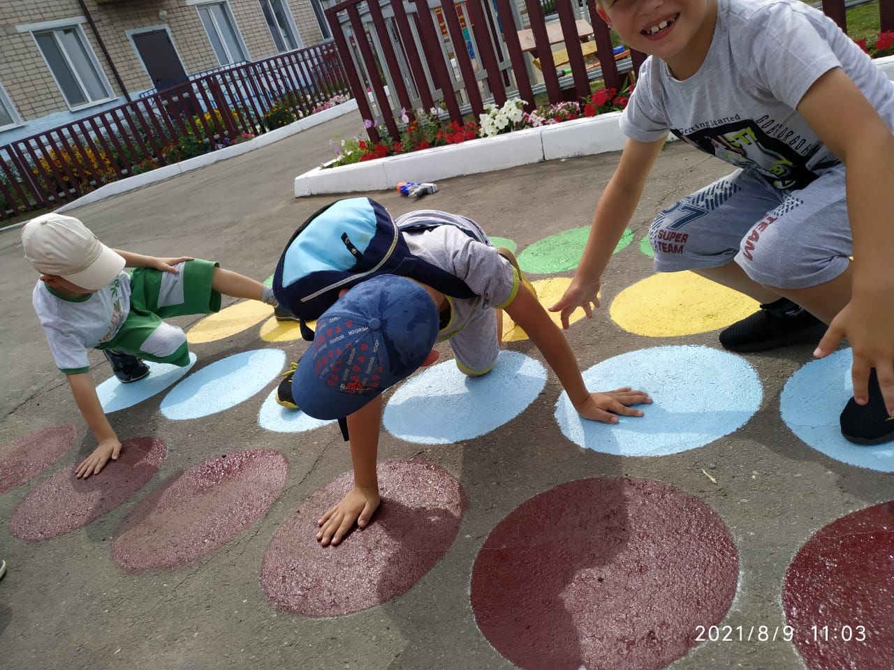 Воспитатели детсада "Теремок" организовали для детей развивающие рисунки на асфальте 