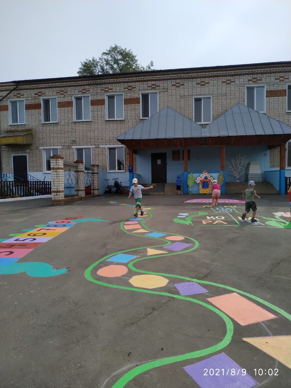 Воспитатели детсада "Теремок" организовали для детей развивающие рисунки на асфальте 