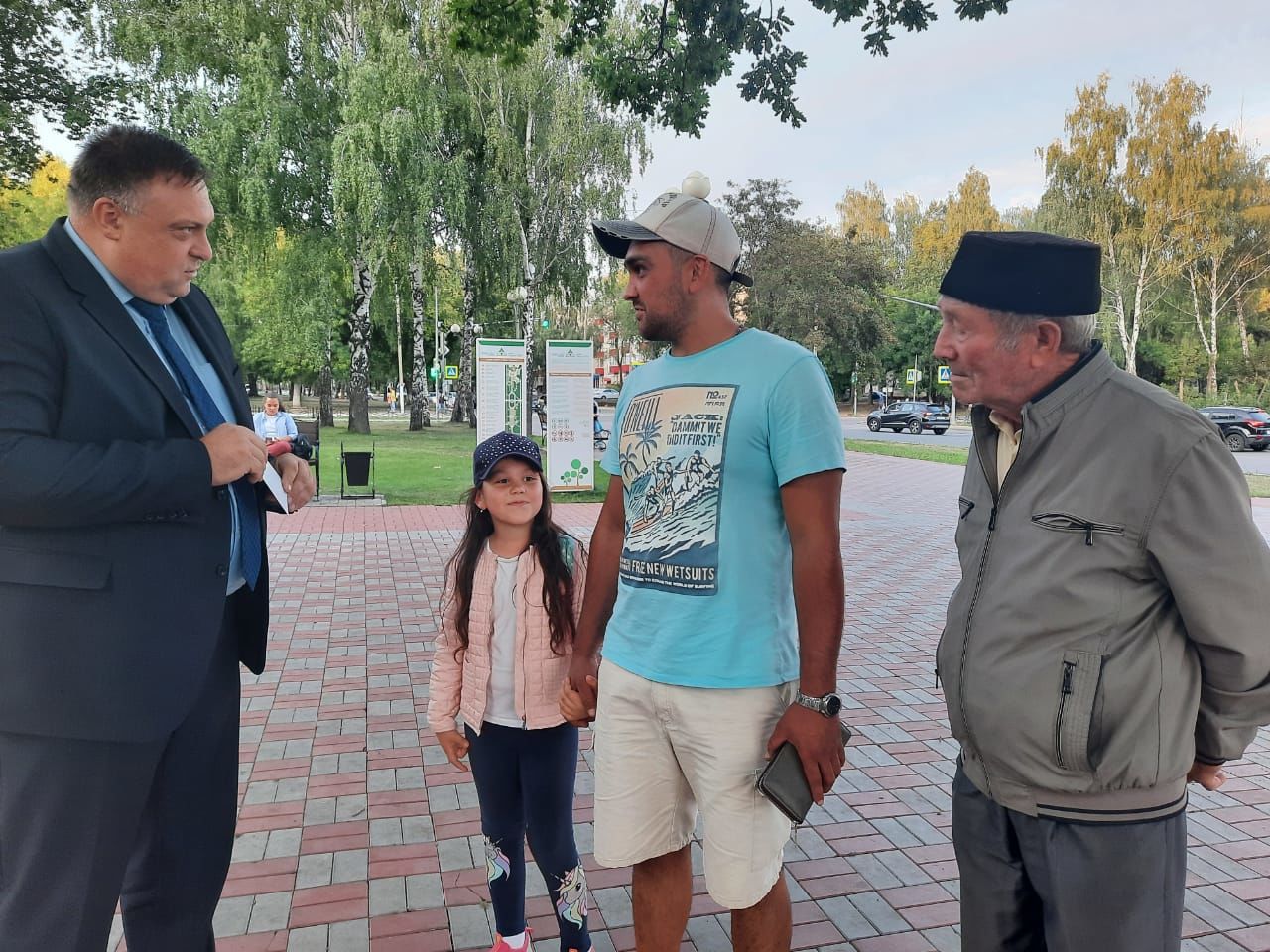 В Татарстане «родительские патрули» напоминают взрослым и детям о правилах безопасного поведения на дороге