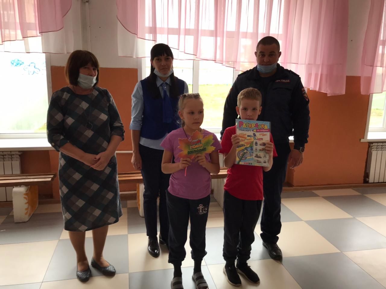 В первой городской школе наградили победителей конкурса «Письмо водителю и пешеходу на кленовом листе»