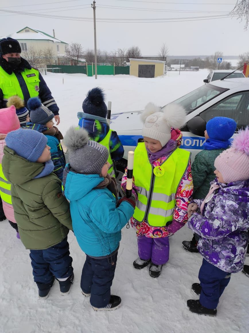 Юные татарстанцы пообщались с автоинспекторами и узнали о службе Госавтоинспекции