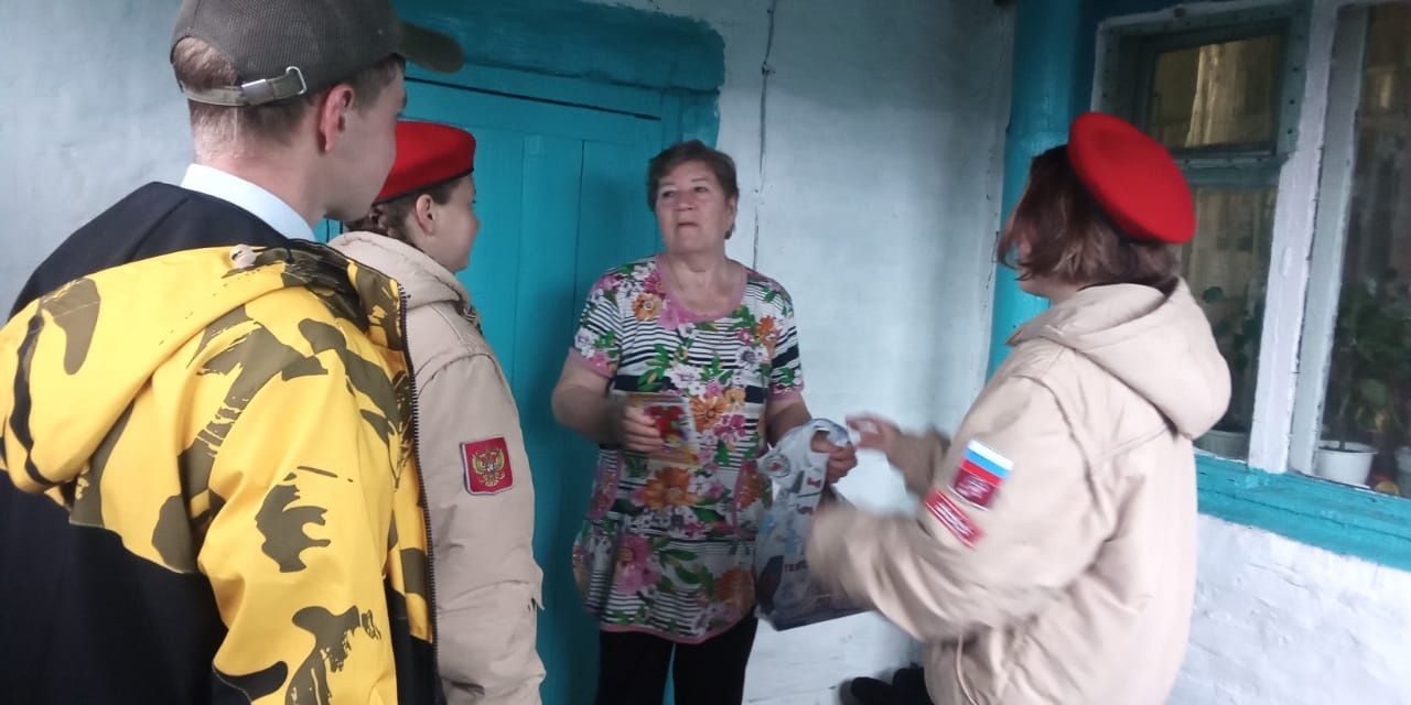 Юнармейцы Полянской школы посетили ветеранов педагогического труда