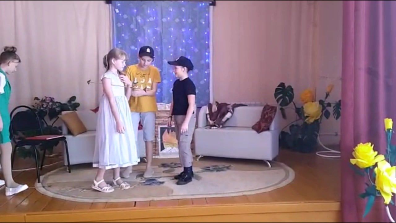 Бураковские школьники участвовали в фестиваля школьных театральных коллективов "School Performance»